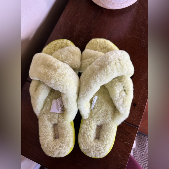 UGG FUZZETTE neon color - Picture 3 of 4